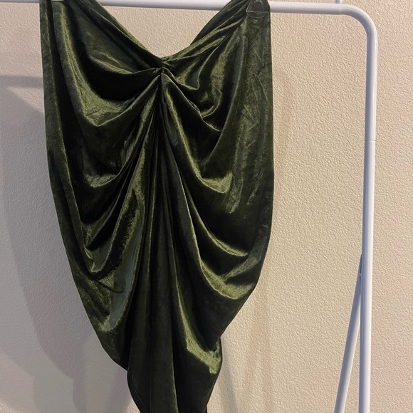 Pretty Little Thing green velvety skirt. - Picture 3 of 3